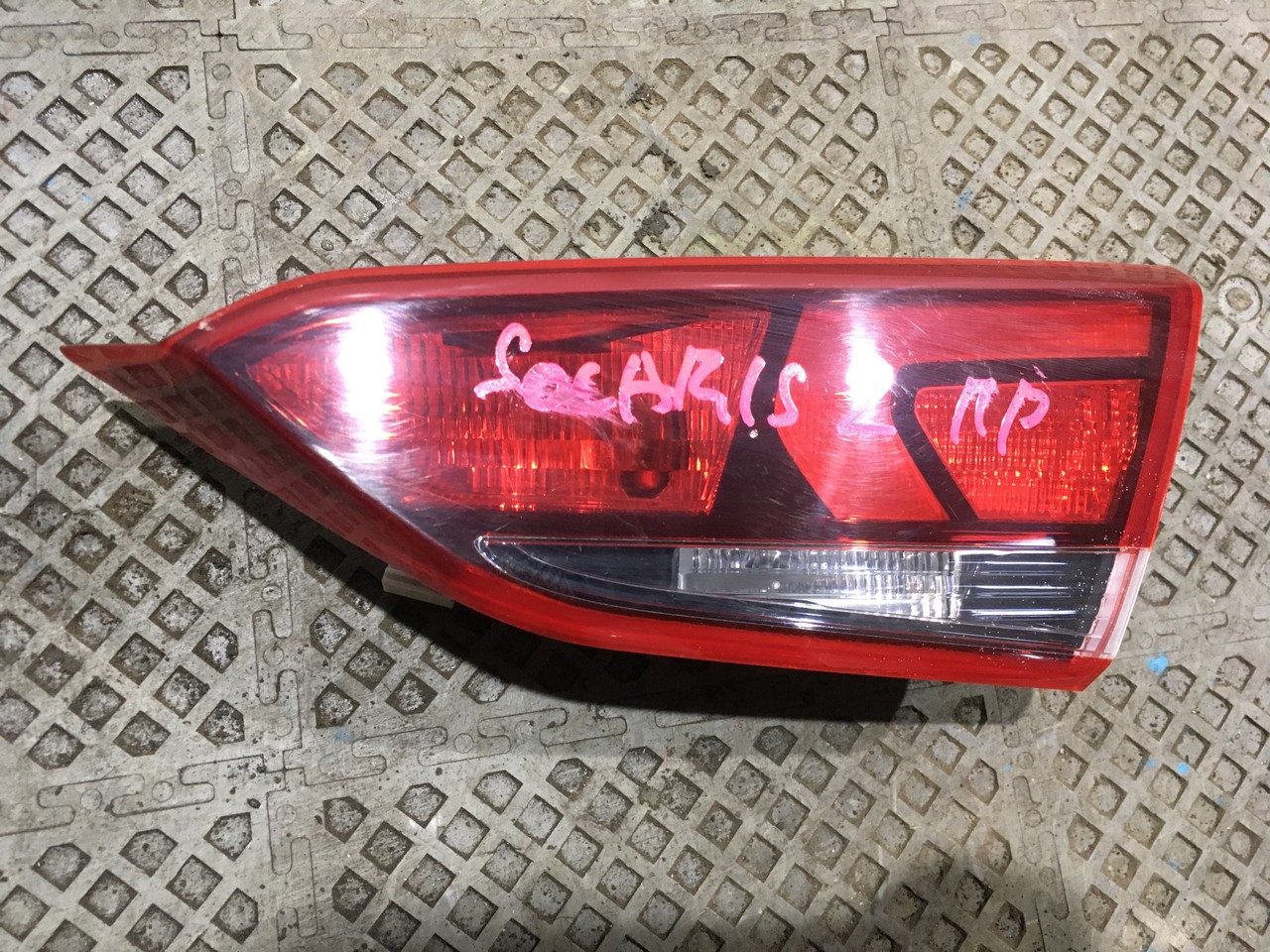 Фонарь задний правый внутренний Hyundai Solaris II