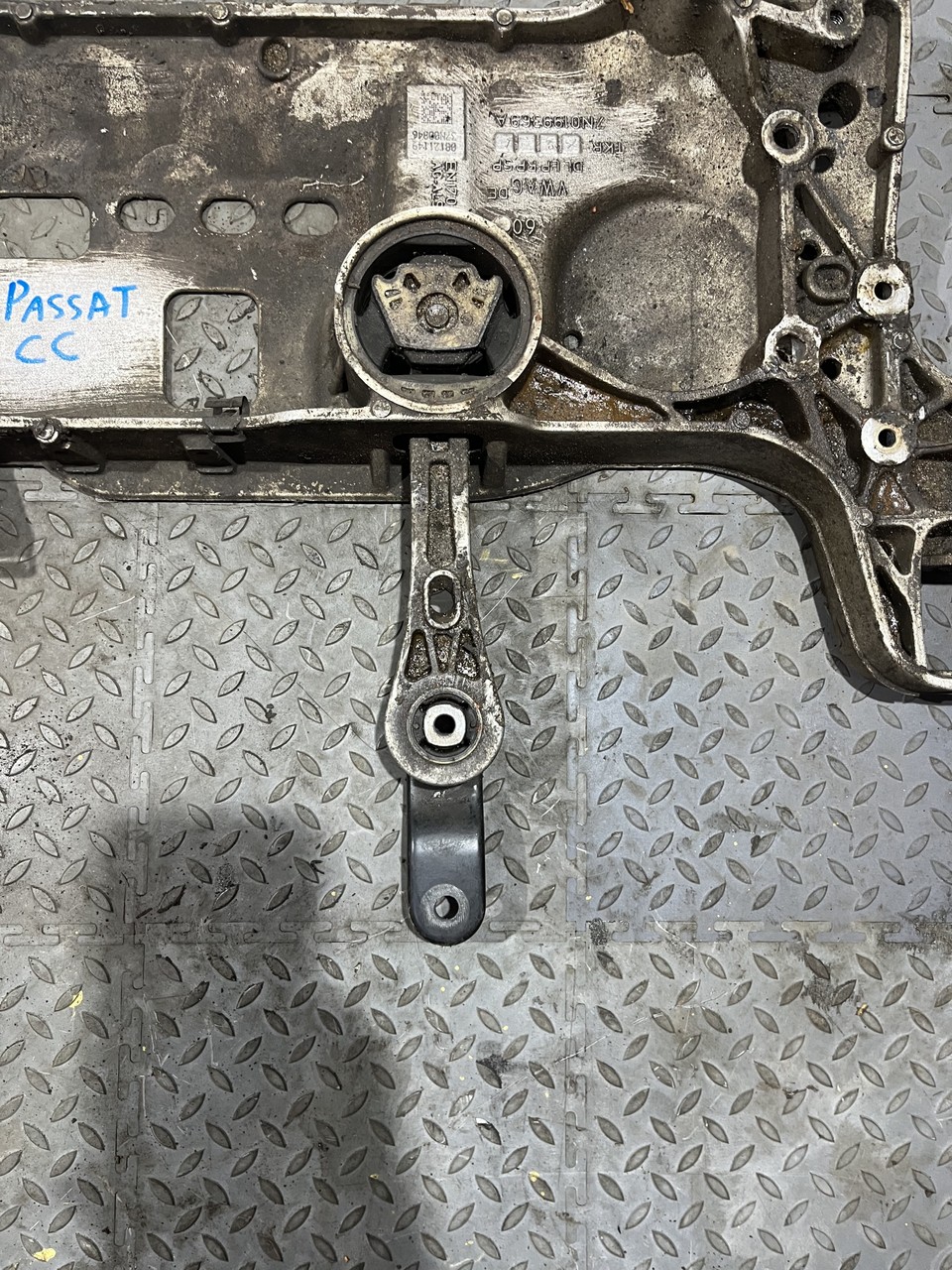 Опора двигателя задняя Volkswagen Tiguan I