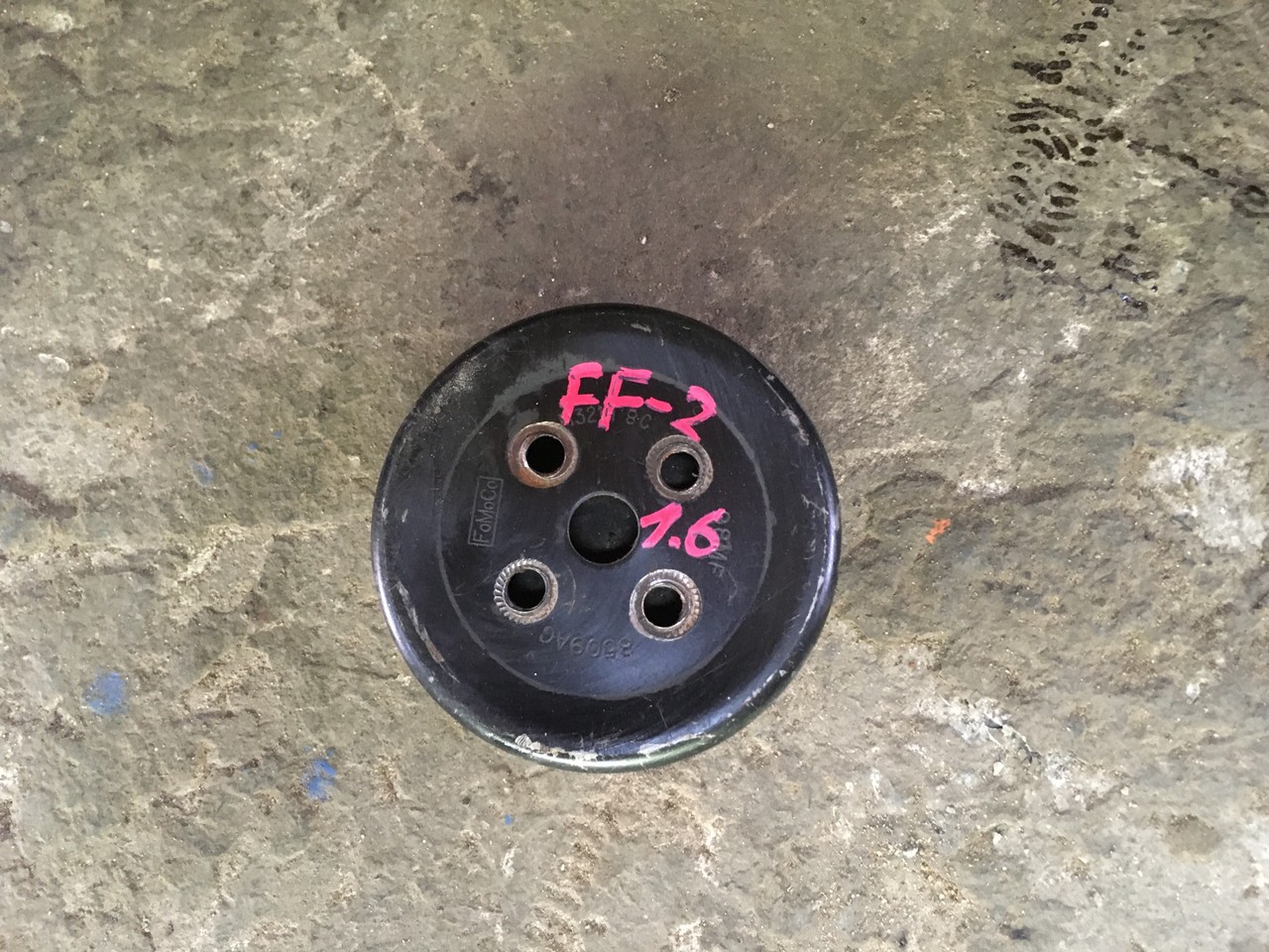 Шкив водяного насоса (помпы) Ford Focus II