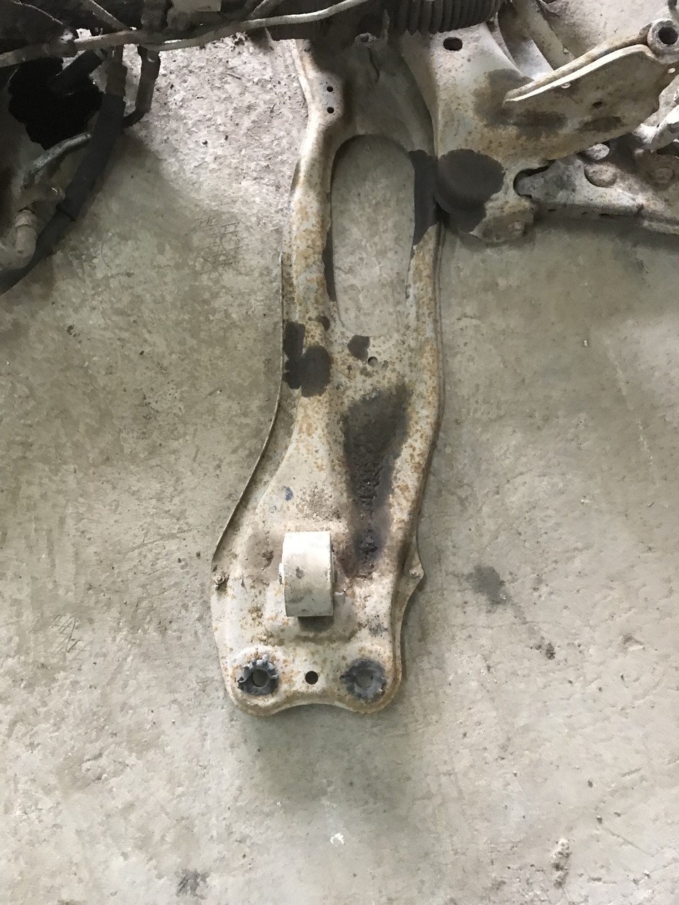 Балка подрадиаторная Mazda 323 V