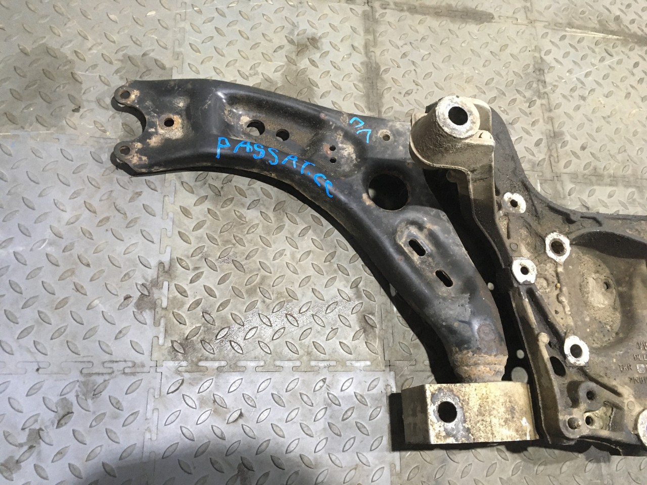 Рычаг передний левый Volkswagen Tiguan I