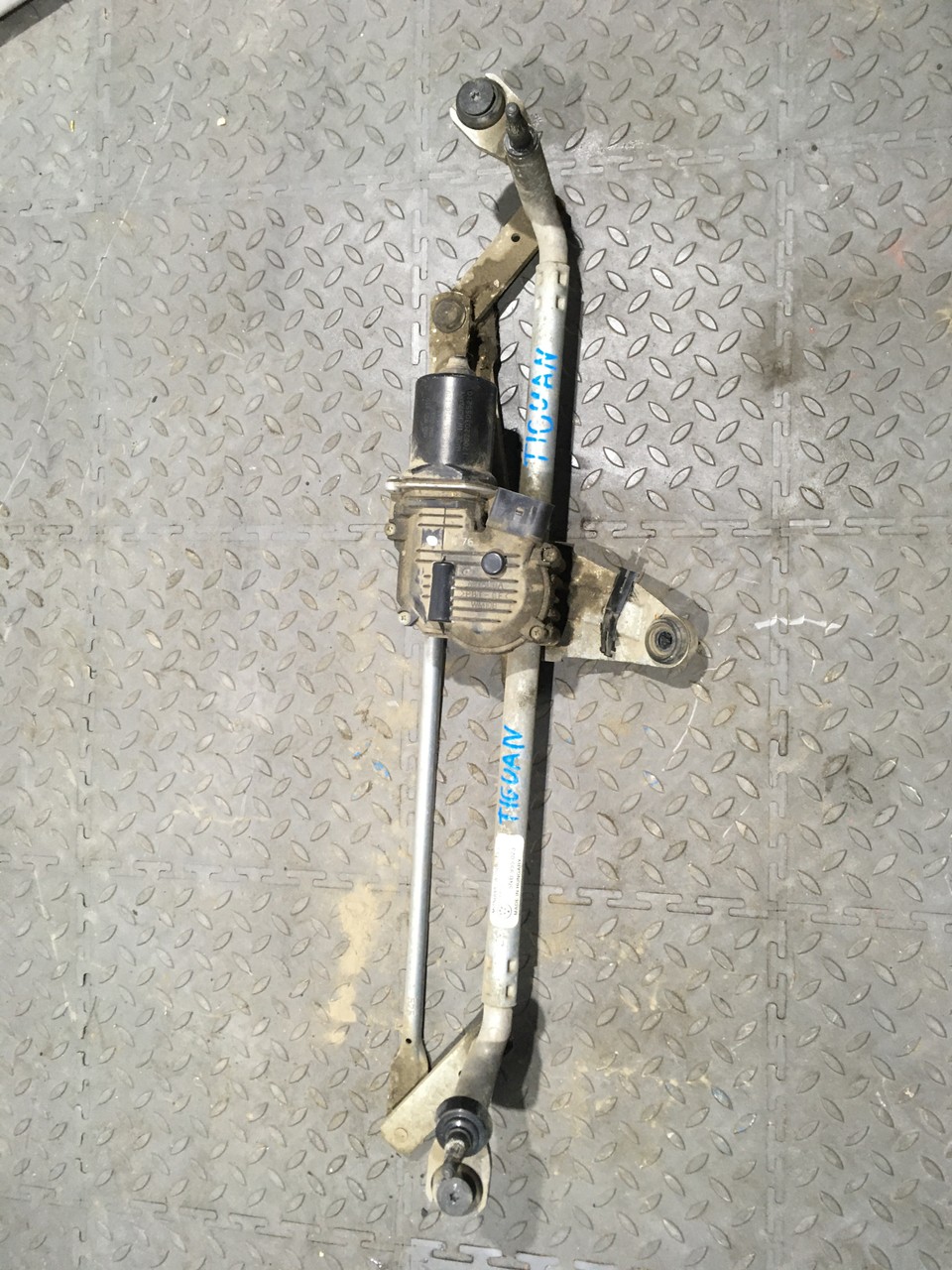 Трапеция стеклоочистителей с моторчиком Volkswagen Tiguan II