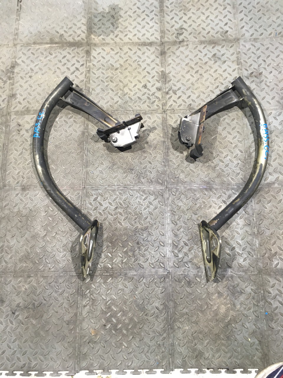 Петля крышки багажника Volkswagen Passat CC