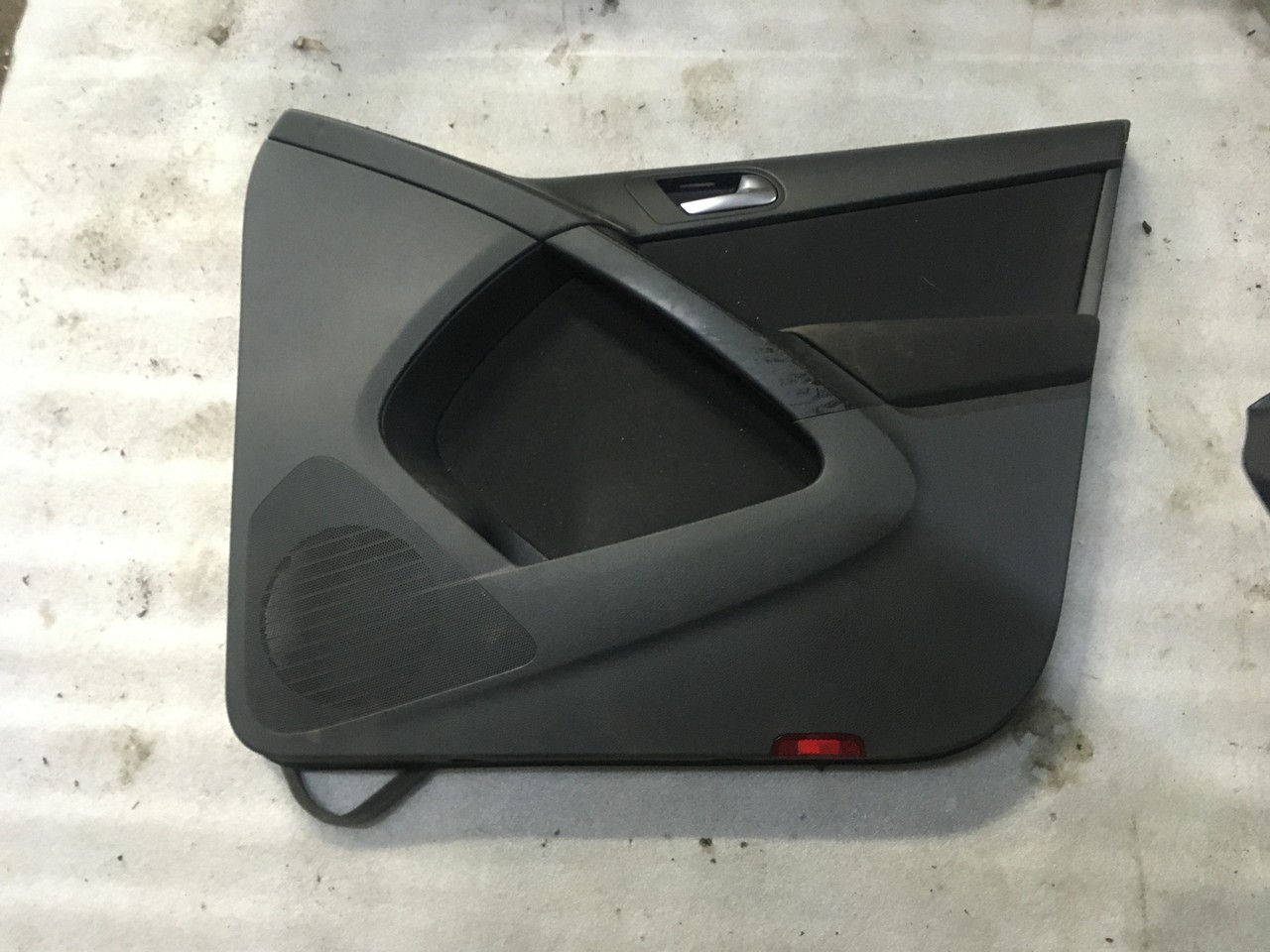 Обшивки передних дверей Volkswagen Tiguan I