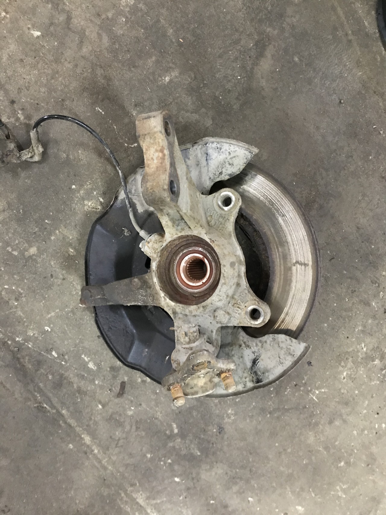 Кулак поворотный передний левый Geely Emgrand EC7