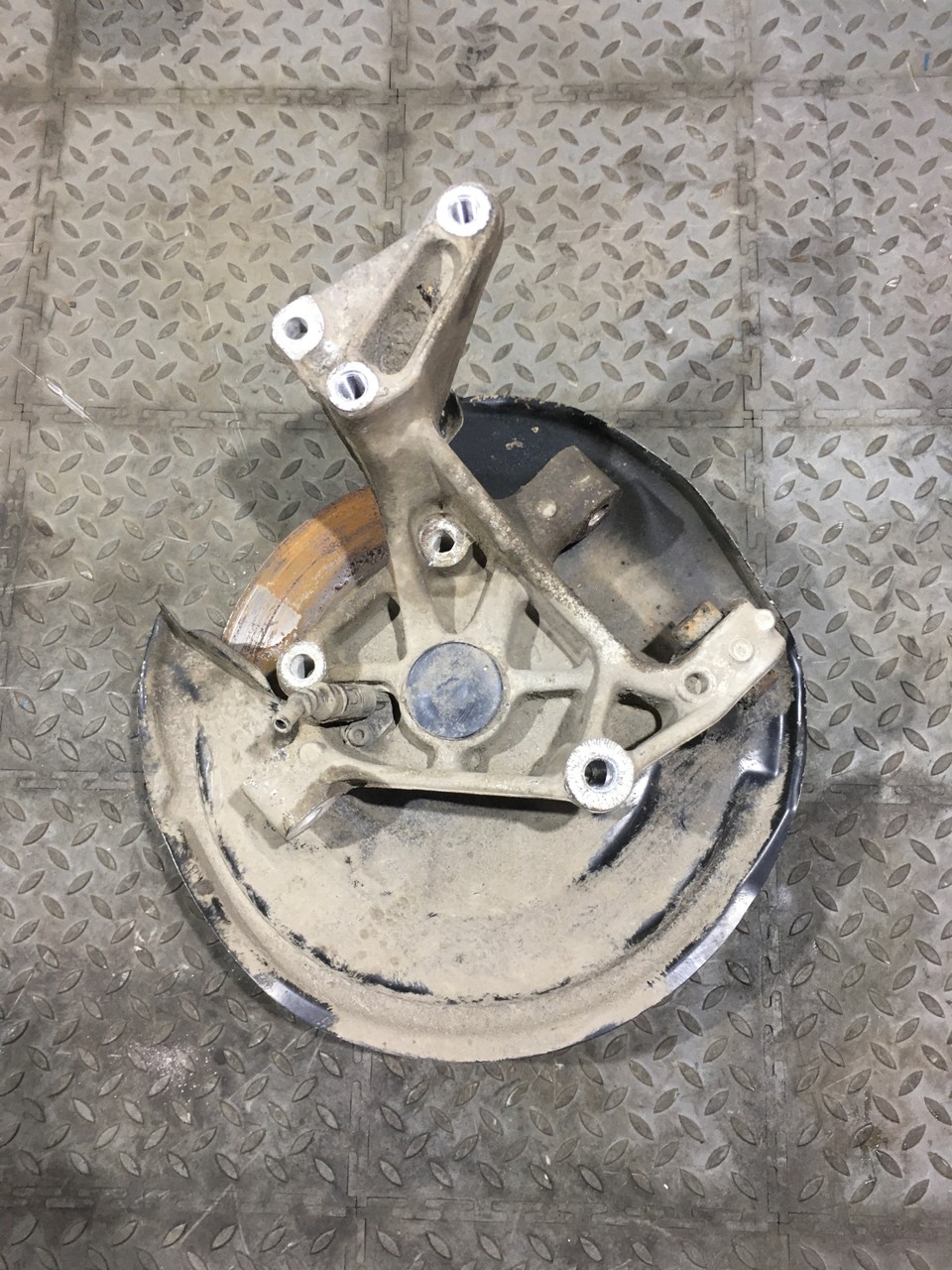 Кулак поворотный задний левый Volkswagen Passat CC