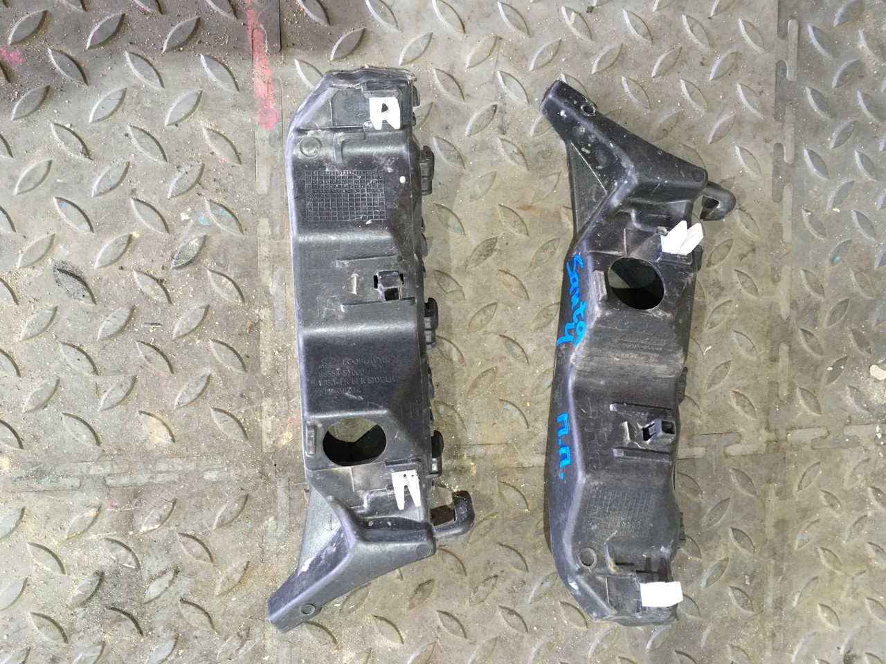 Кронштейн переднего бампера правый / левый Hyundai Santa Fe IV