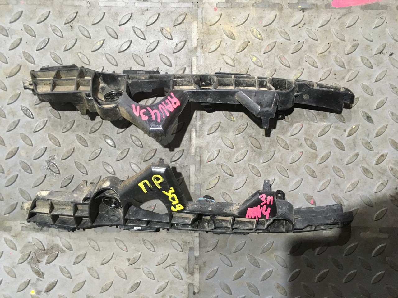 Кронштейн заднего бампера правый / левый Toyota RAV4 CA40