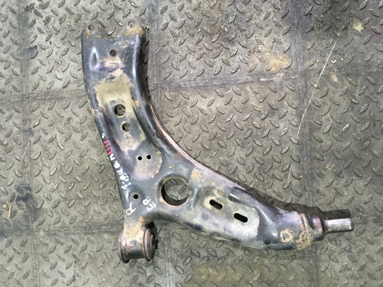 Рычаг передний правый Volkswagen Tiguan I