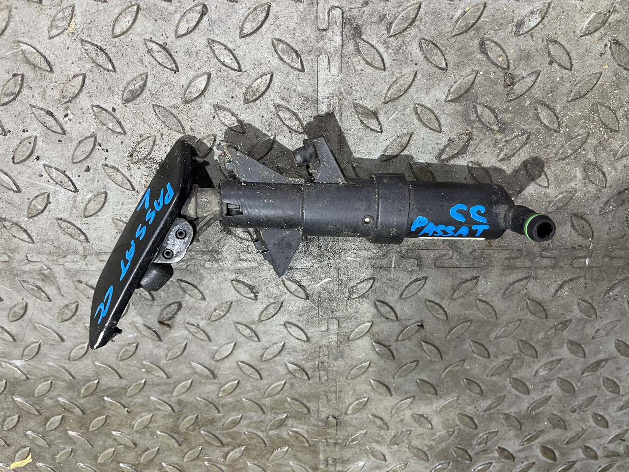 Форсунка омывателя фары левая Volkswagen Passat CC