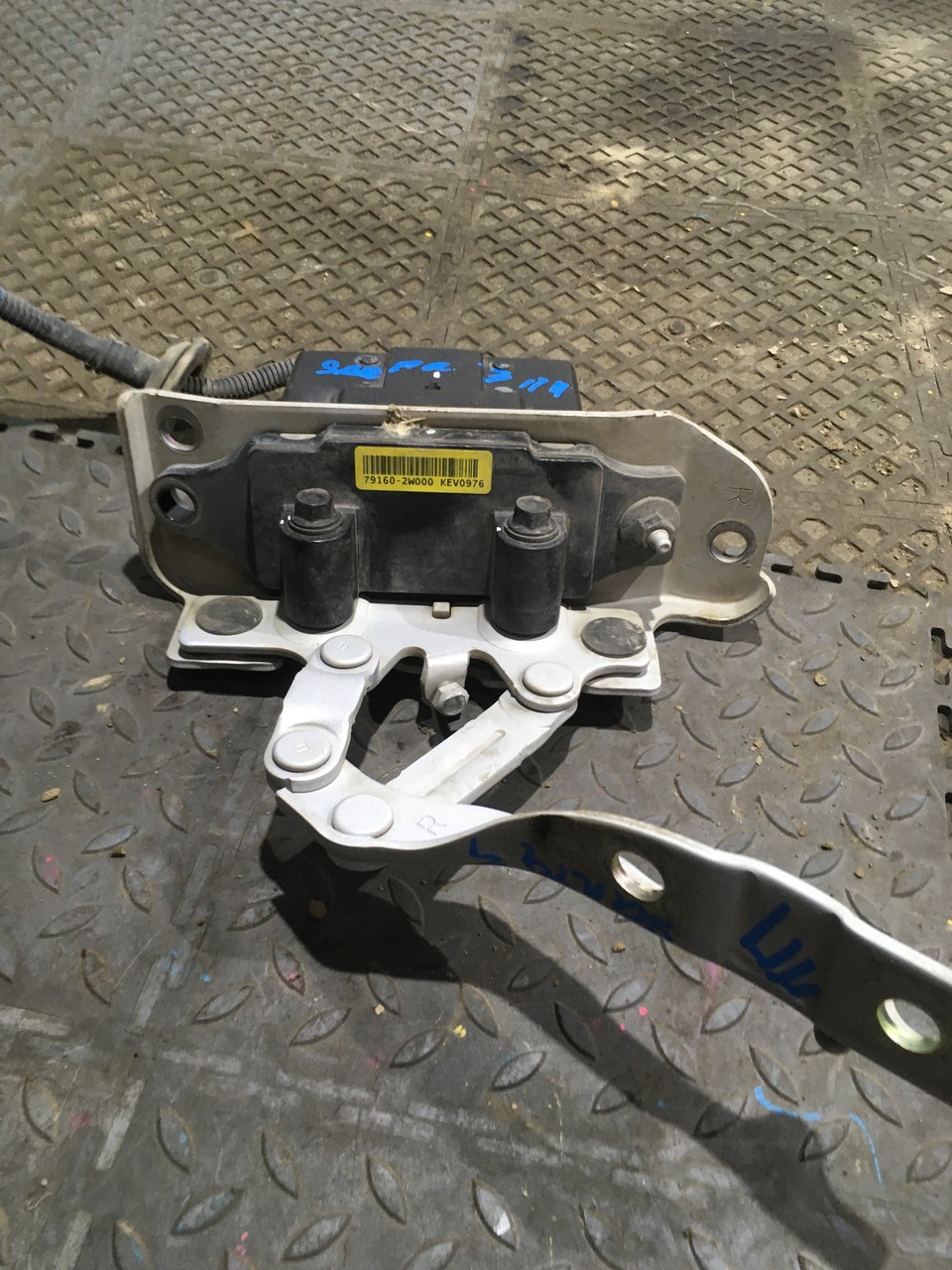 Петля капота / АКТИВАТОР МЕХАНИЗМА ПОДЪЕМА КАПОТА правая Hyundai Santa Fe III