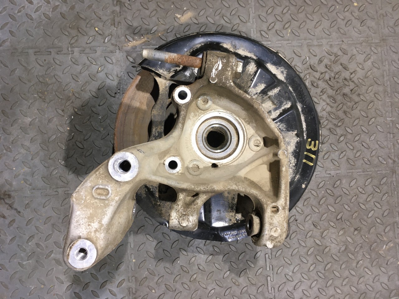 Кулак  задний правый Volkswagen Tiguan II