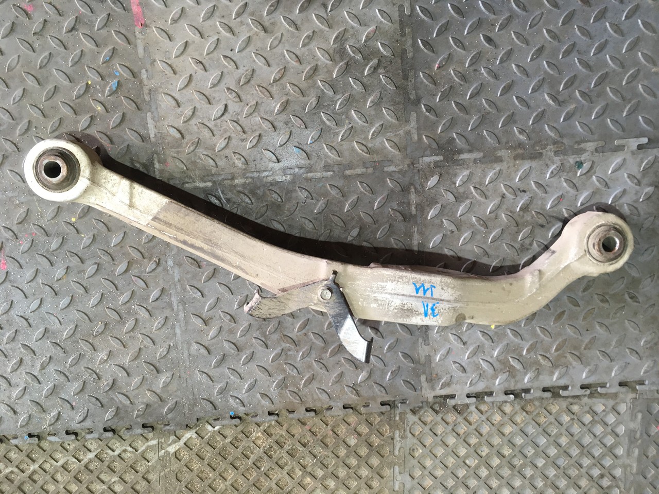 Рычаг задний левый поперечный ВЕРХНИЙ Nissan X-Trail T31
