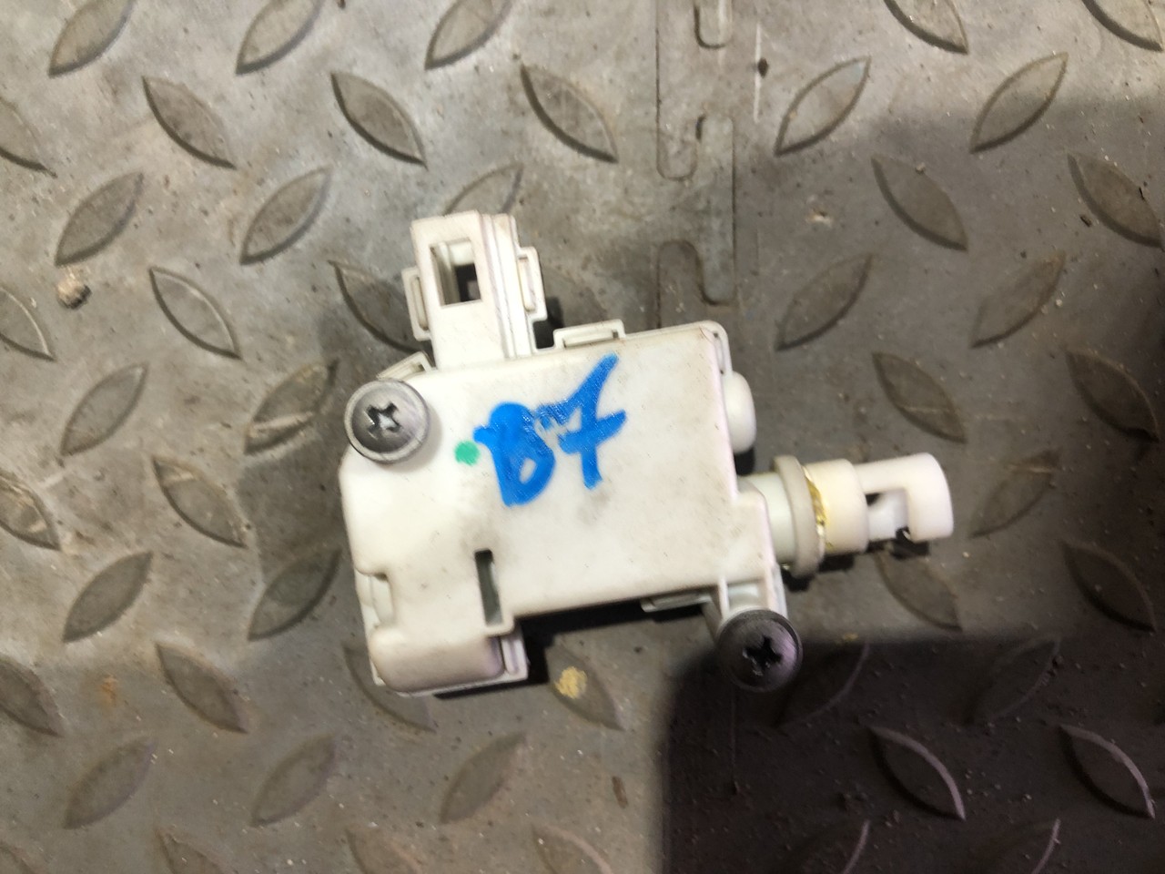 Активатор замка крышки бензобака Volkswagen Passat B7