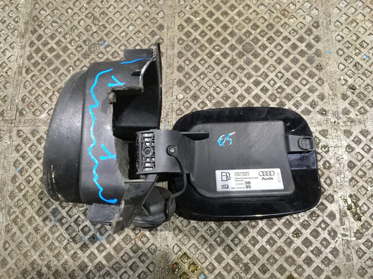 Лючок бензобака Audi Q5 8R