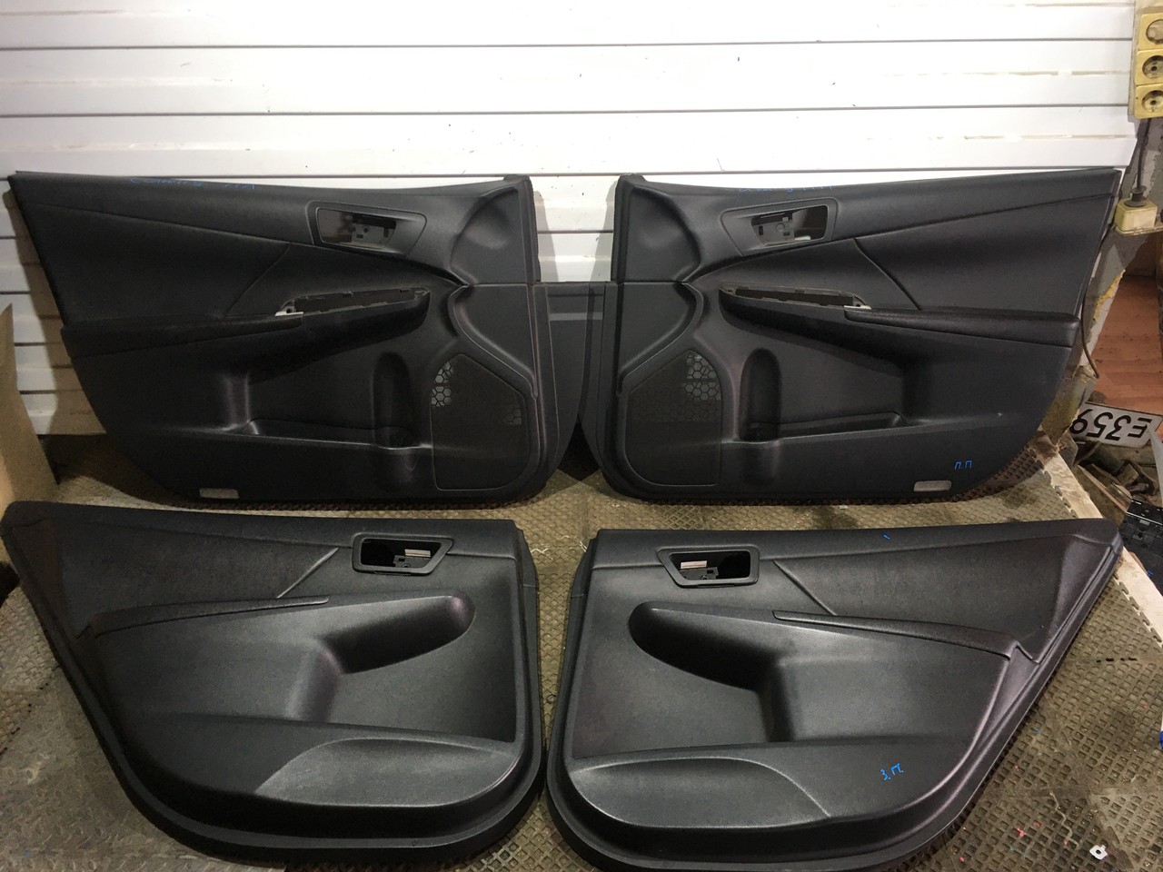 Обшивка двери / к-кт обшивок правых Toyota Camry XV50