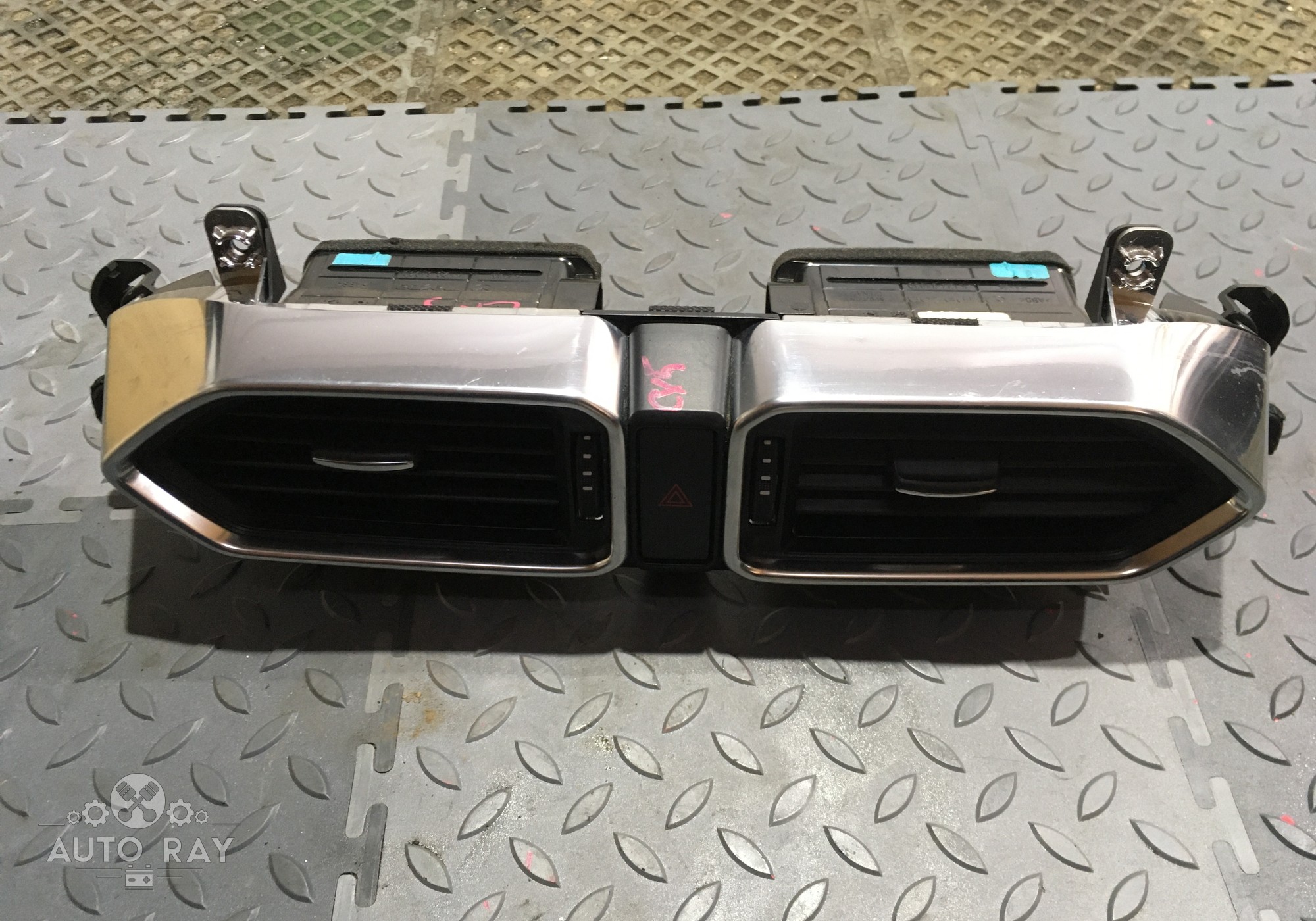 KB8M6493002 Дефлектор воздушный центральный для Mazda CX-5 II (с 2017)