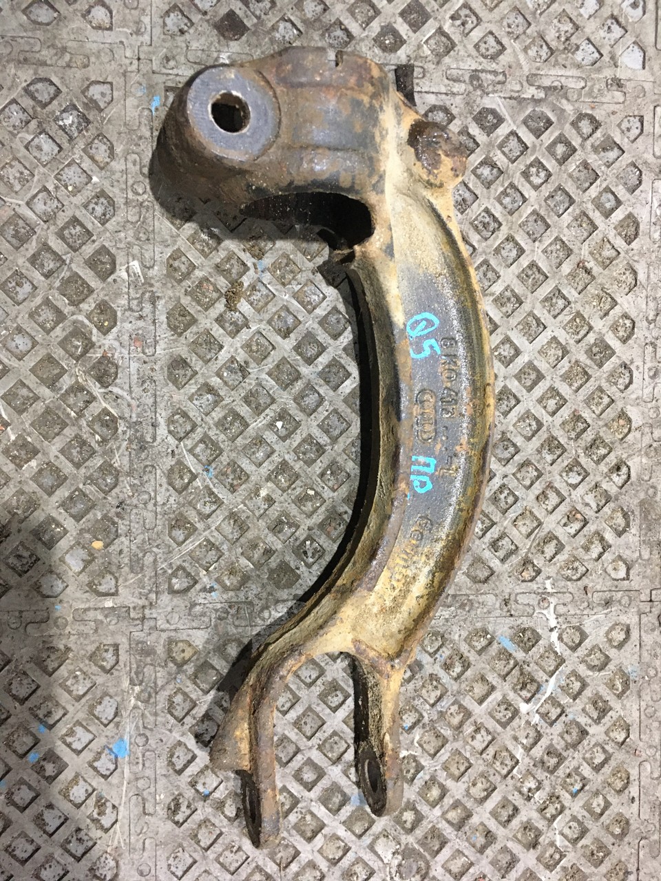 Рычаг передний правый / Вилка амортизатора Audi Q5 8R