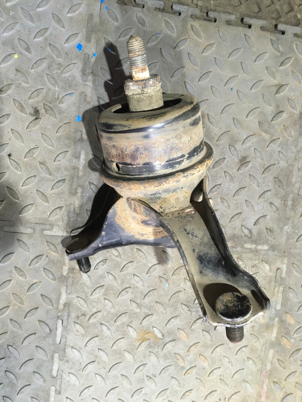 Опора двигателя правая Toyota Camry XV50