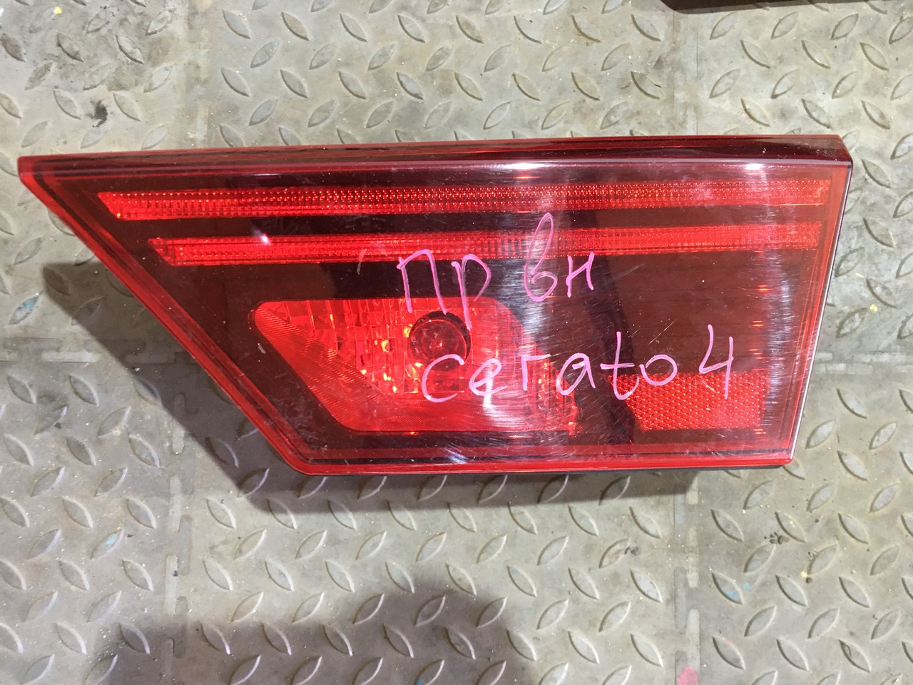 Фонарь задний правый внутренний Kia Cerato IV