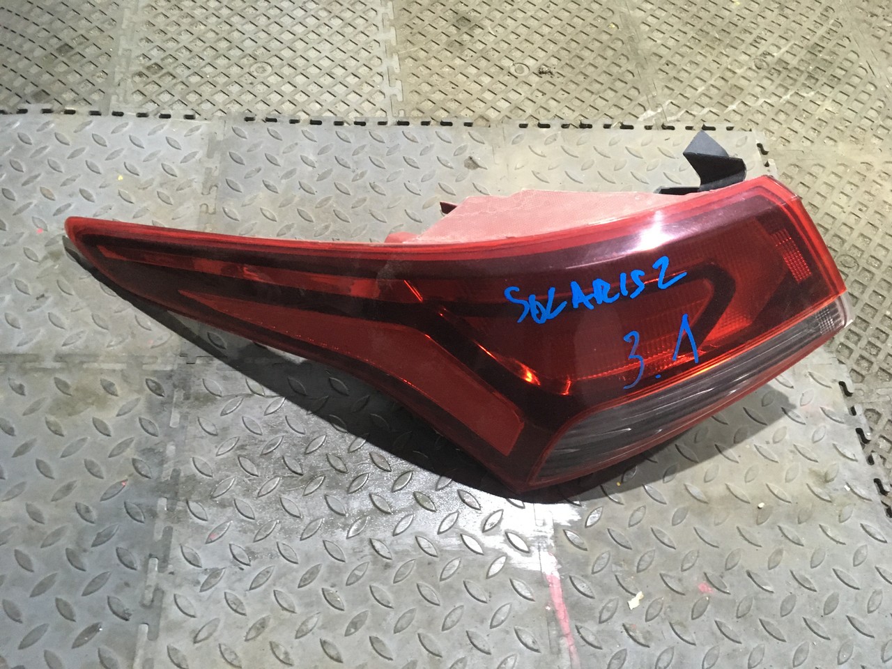 Фонарь задний левый наружный Hyundai Solaris II