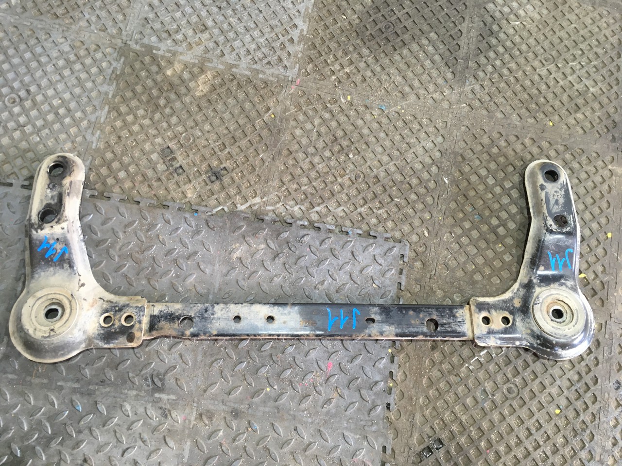 Балка подрадиаторная / Кронштейн балки передней Nissan Qashqai J11