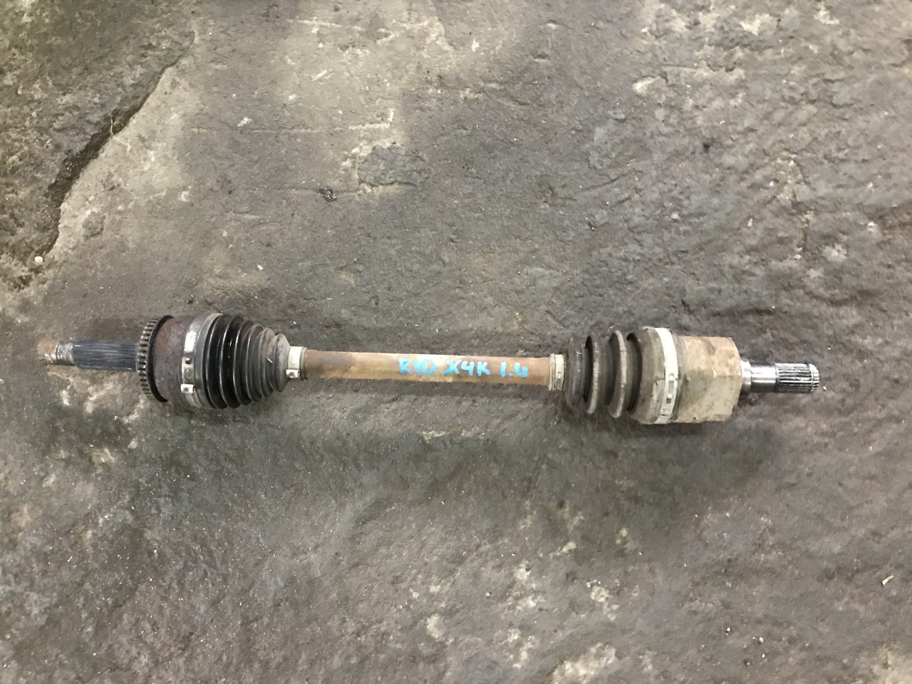 Полуось (привод) левый Kia Rio III