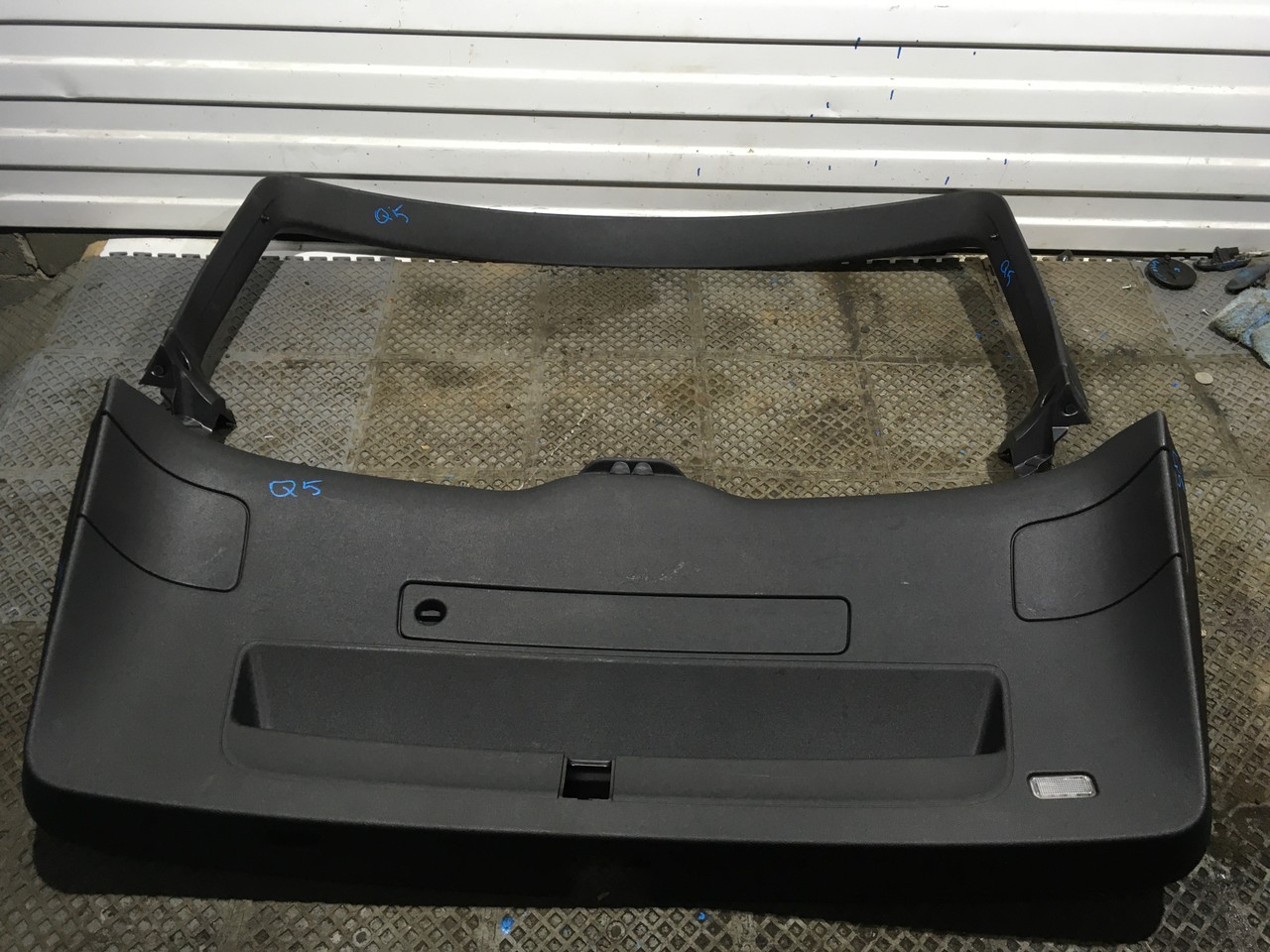 Обшивка двери багажника Audi Q5 8R