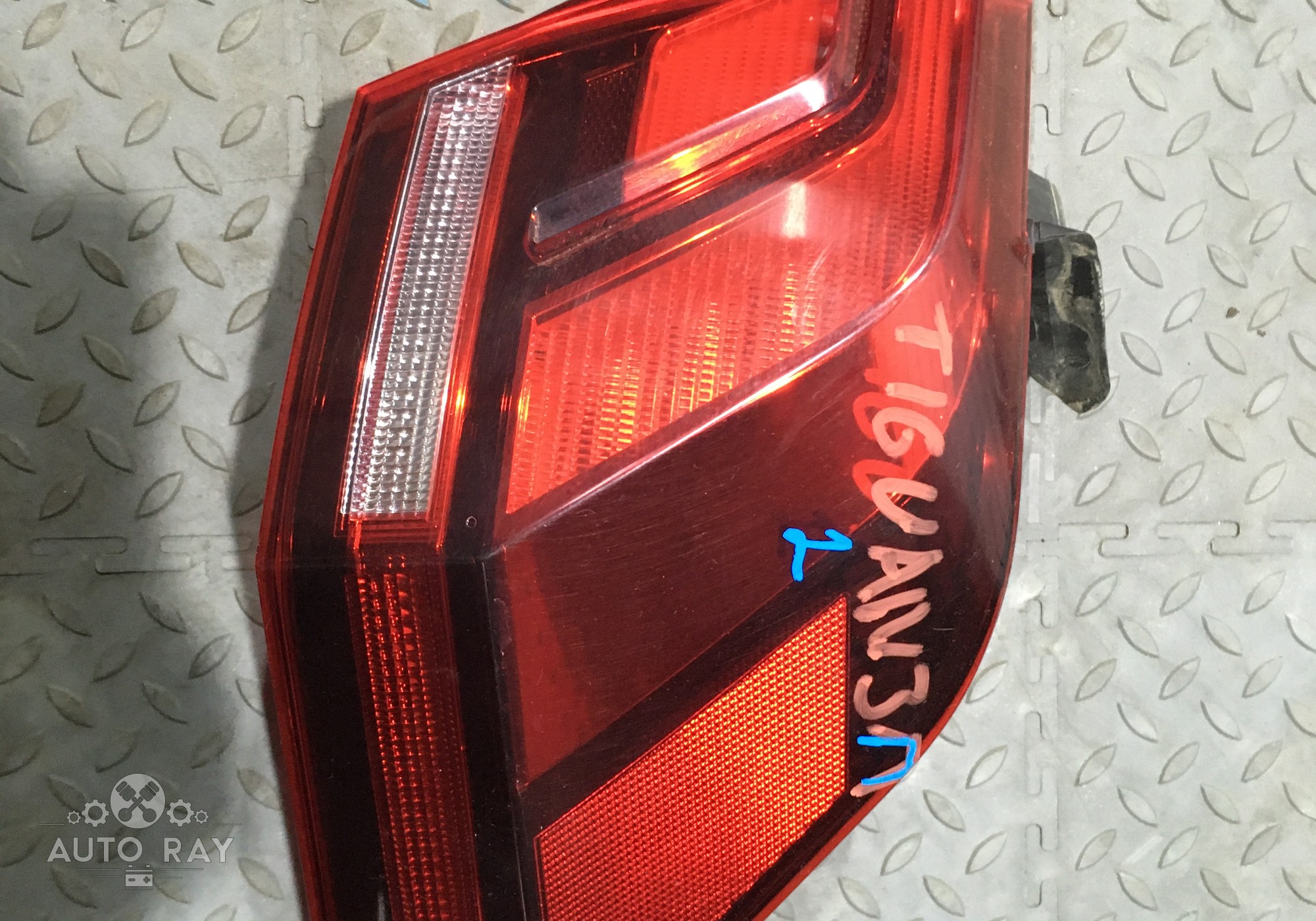 5NA945312A Фонарь задний правый для Volkswagen Tiguan II (с 2016)