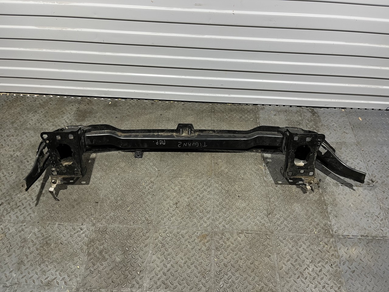 Усилитель переднего бампера Volkswagen Tiguan II