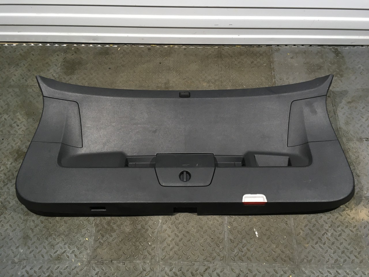 Обшивка двери багажника Volkswagen Tiguan II