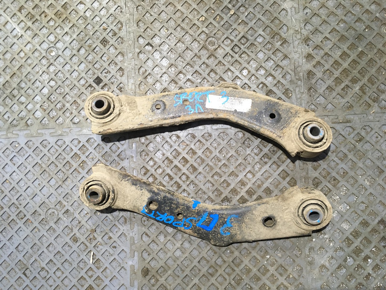 Рычаг задний верхний серповидный правый / левый Kia Sportage III