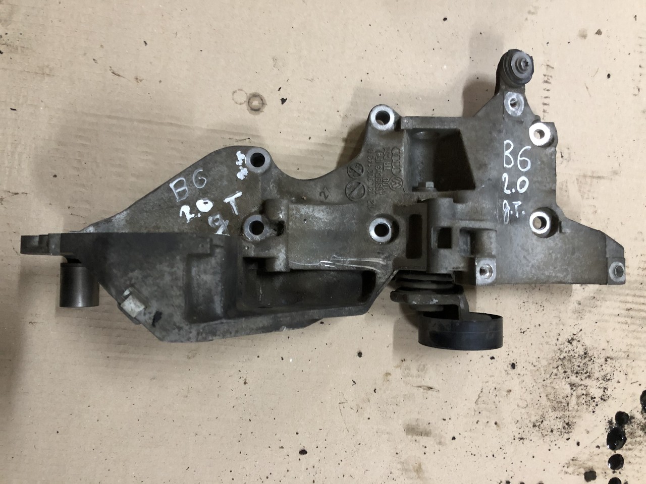Кронштейн генератора Volkswagen Passat B6
