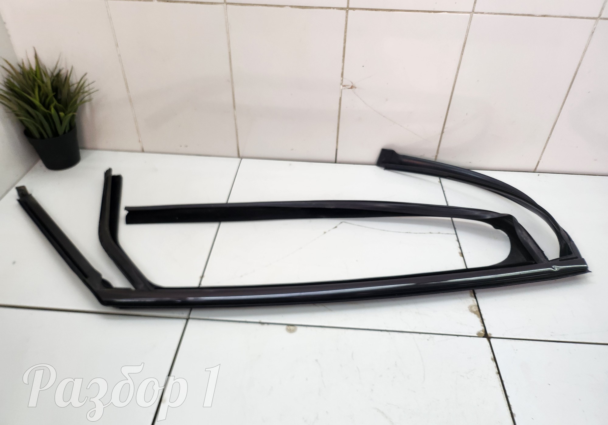 5085585500 Уплотнитель стекла задней левой двери для Geely Tugella (с 2019)