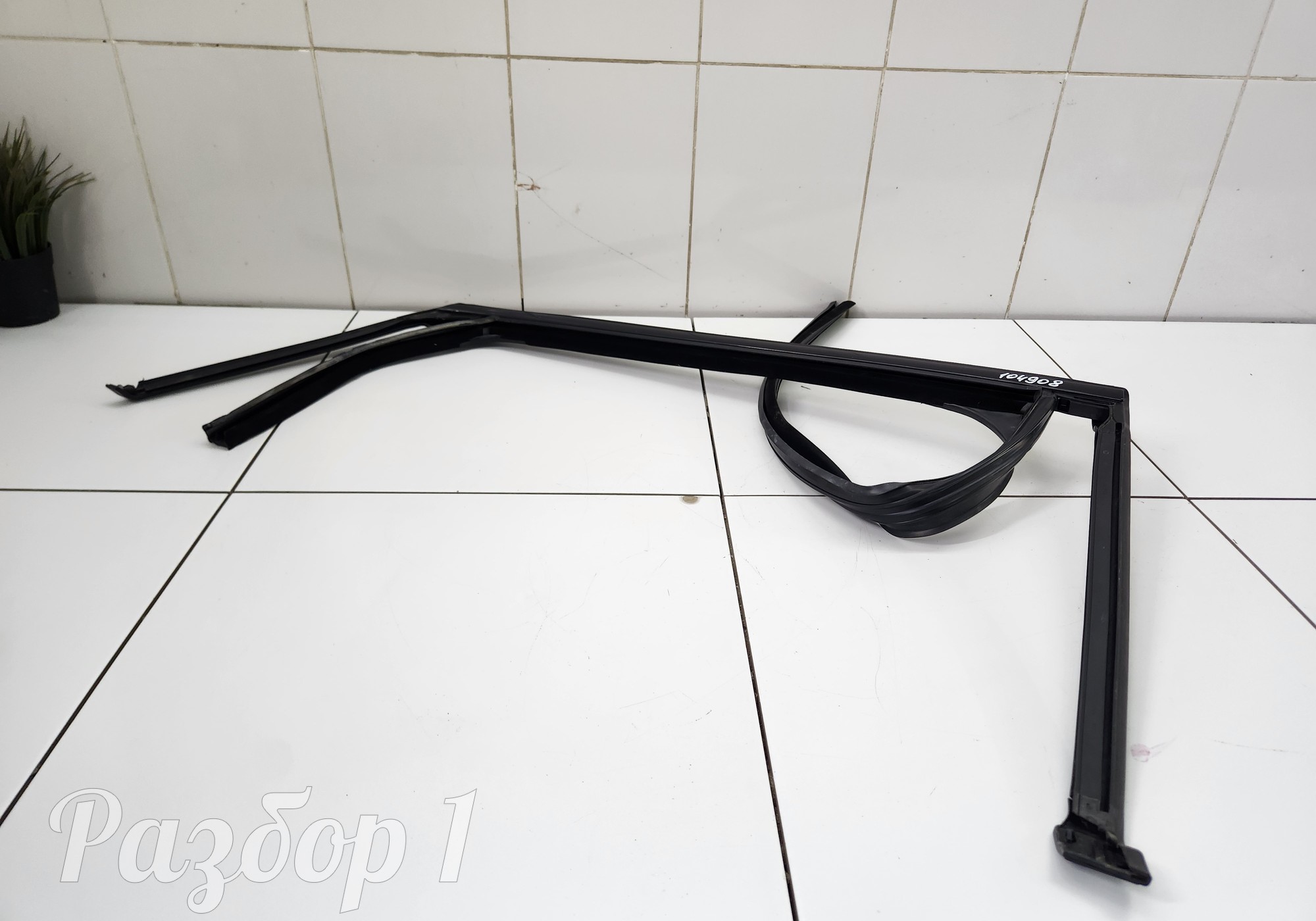 Уплотнитель стекла задней правой двери для Geely Tugella (с 2019)