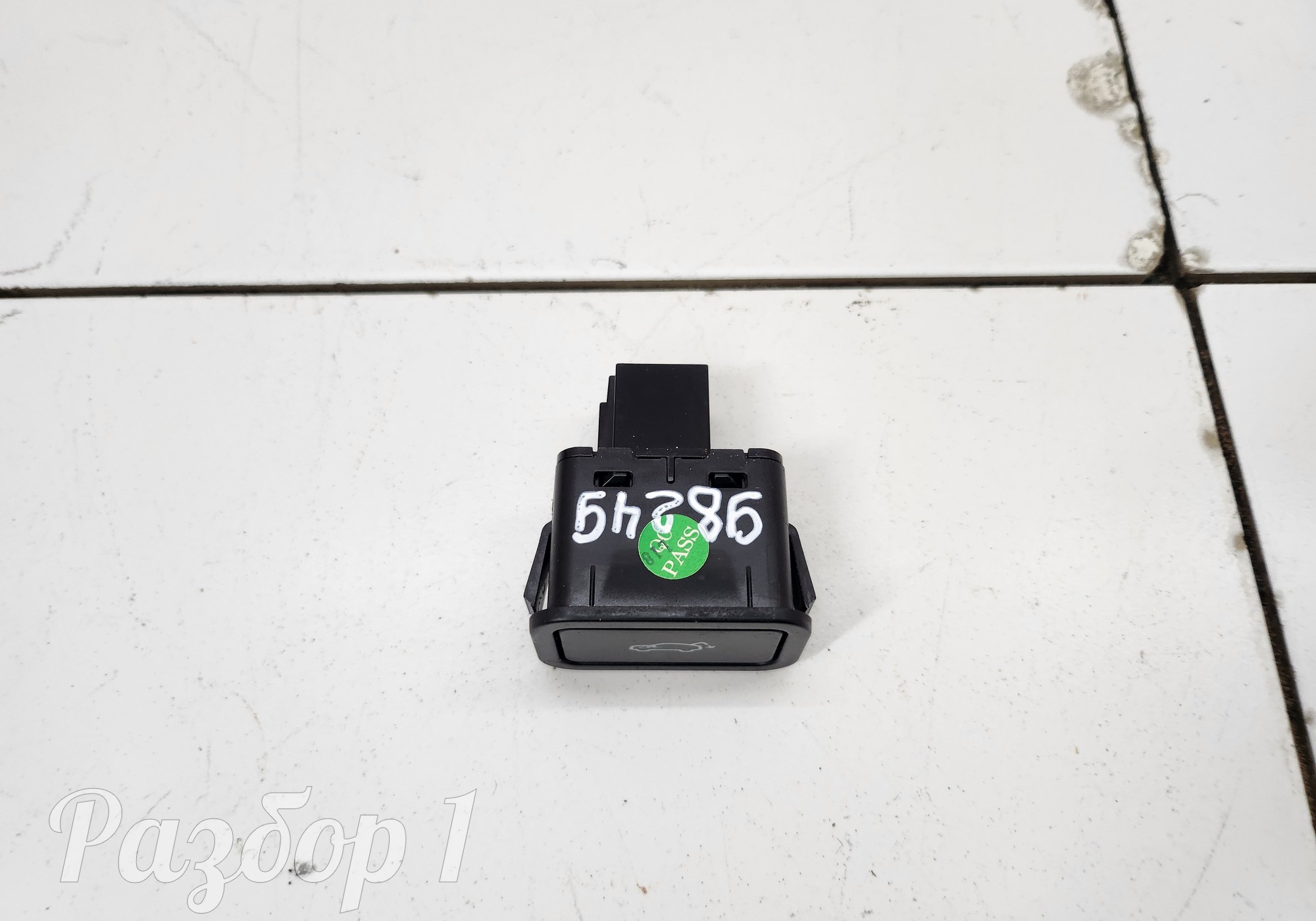 6600001039W17 Кнопка открывания багажника для Geely Atlas II (с 2023)