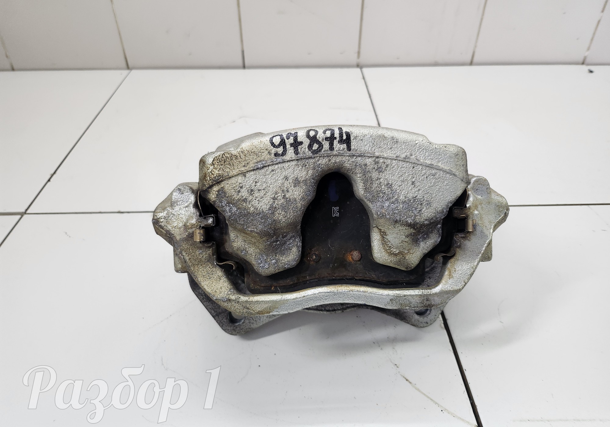 8889821672 Суппорт передний левый для Geely Monjaro (с 2021)