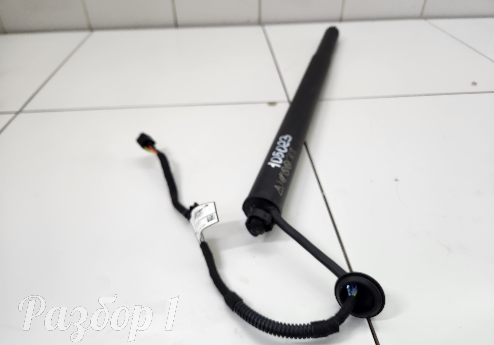 6600004346 Амортизатор багажника левый для Geely Tugella (с 2019)