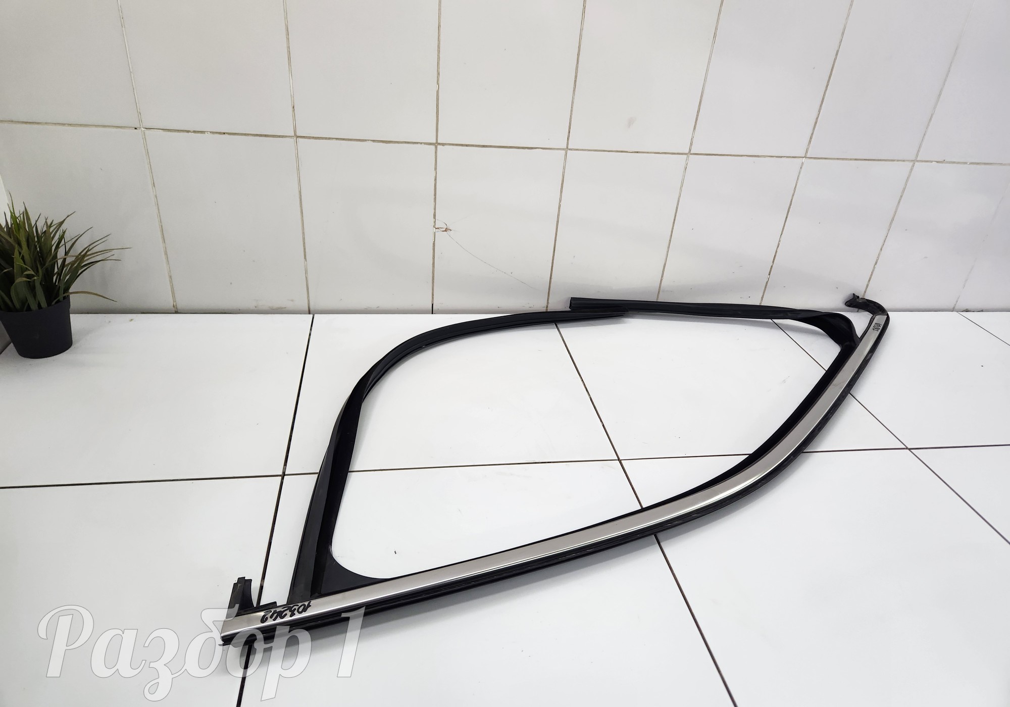 5079561000 Уплотнитель стекла передней левой двери для Geely Tugella (с 2019)