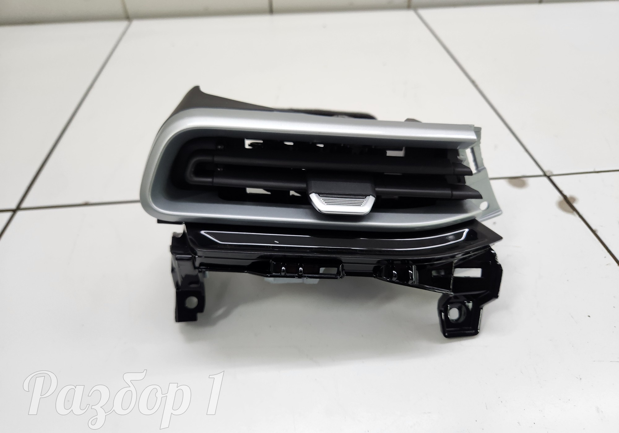 8890307778 Дефлектор воздушный левый для Geely Emgrand (SS11) (с 2021)