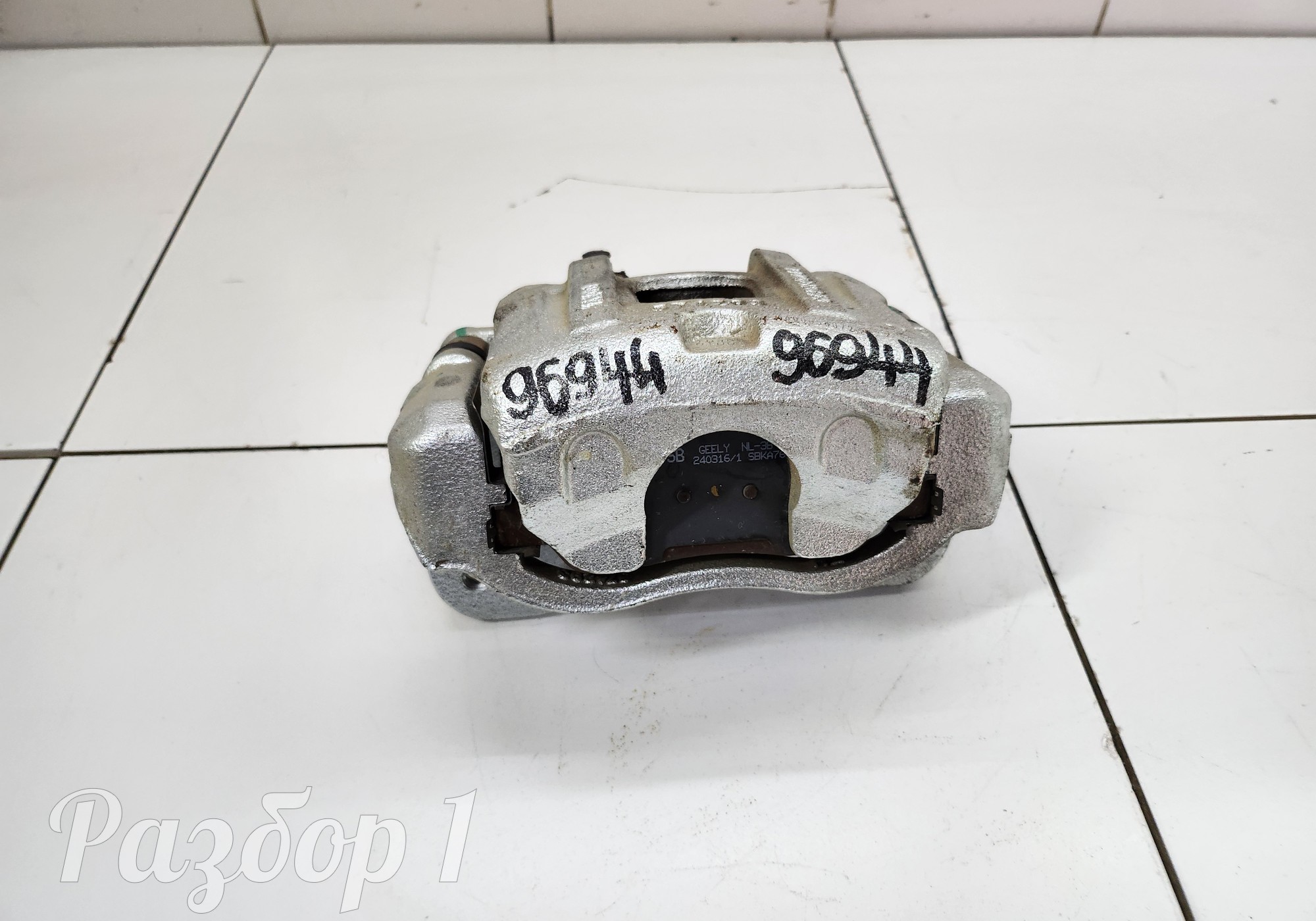 4048053300 Суппорт передний правый для Geely Atlas Pro (с 2021)