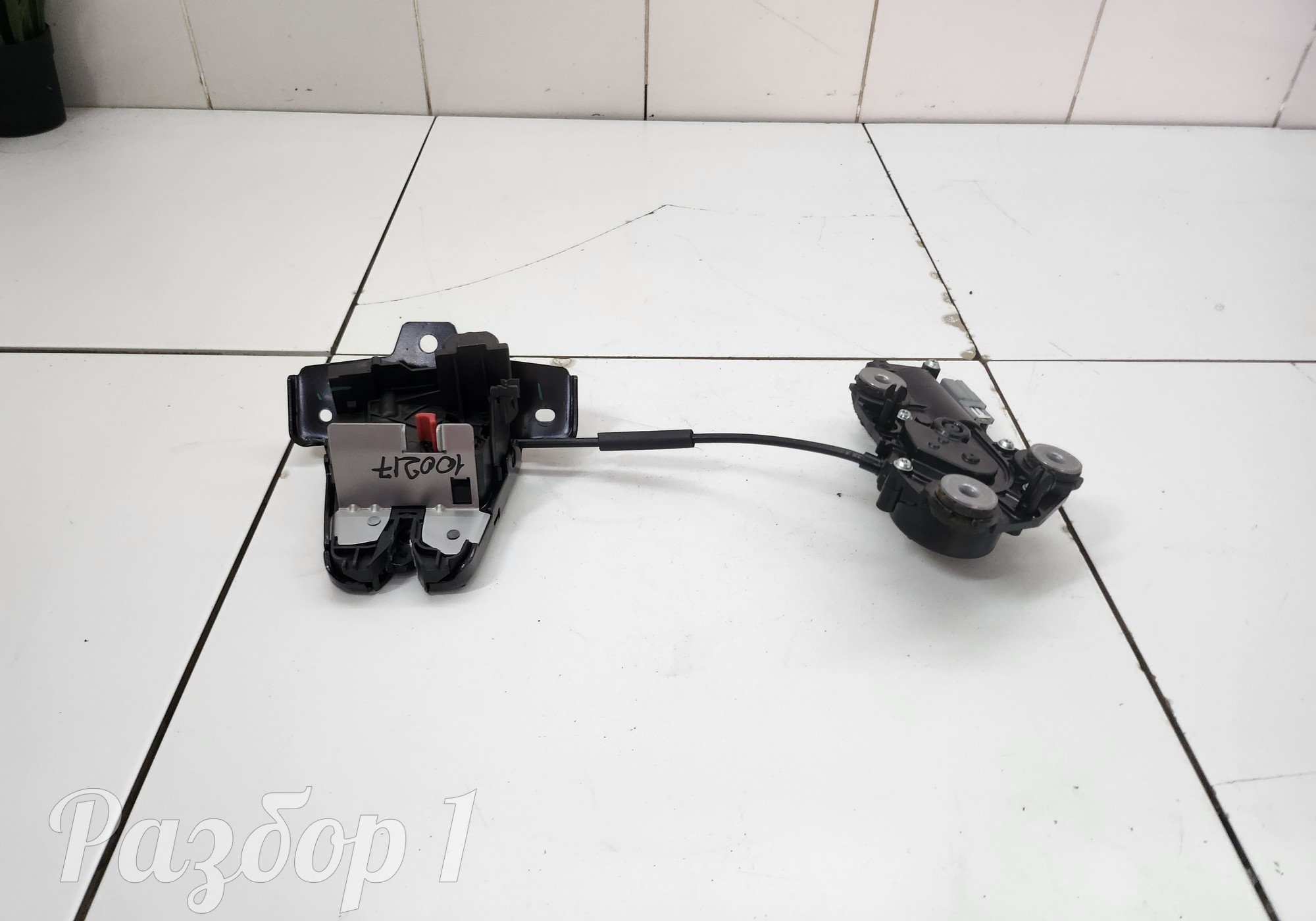 5062027300 Замок багажника для Geely Atlas Pro (с 2021)