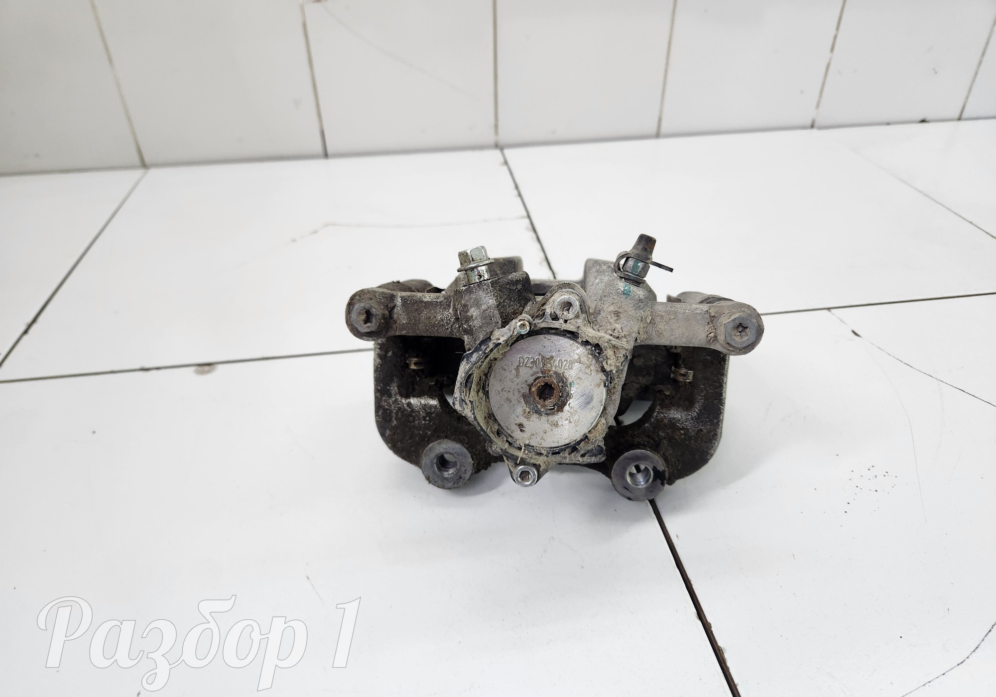 8504100P33A0 Суппорт задний левый для Jac T9 (с 2023)