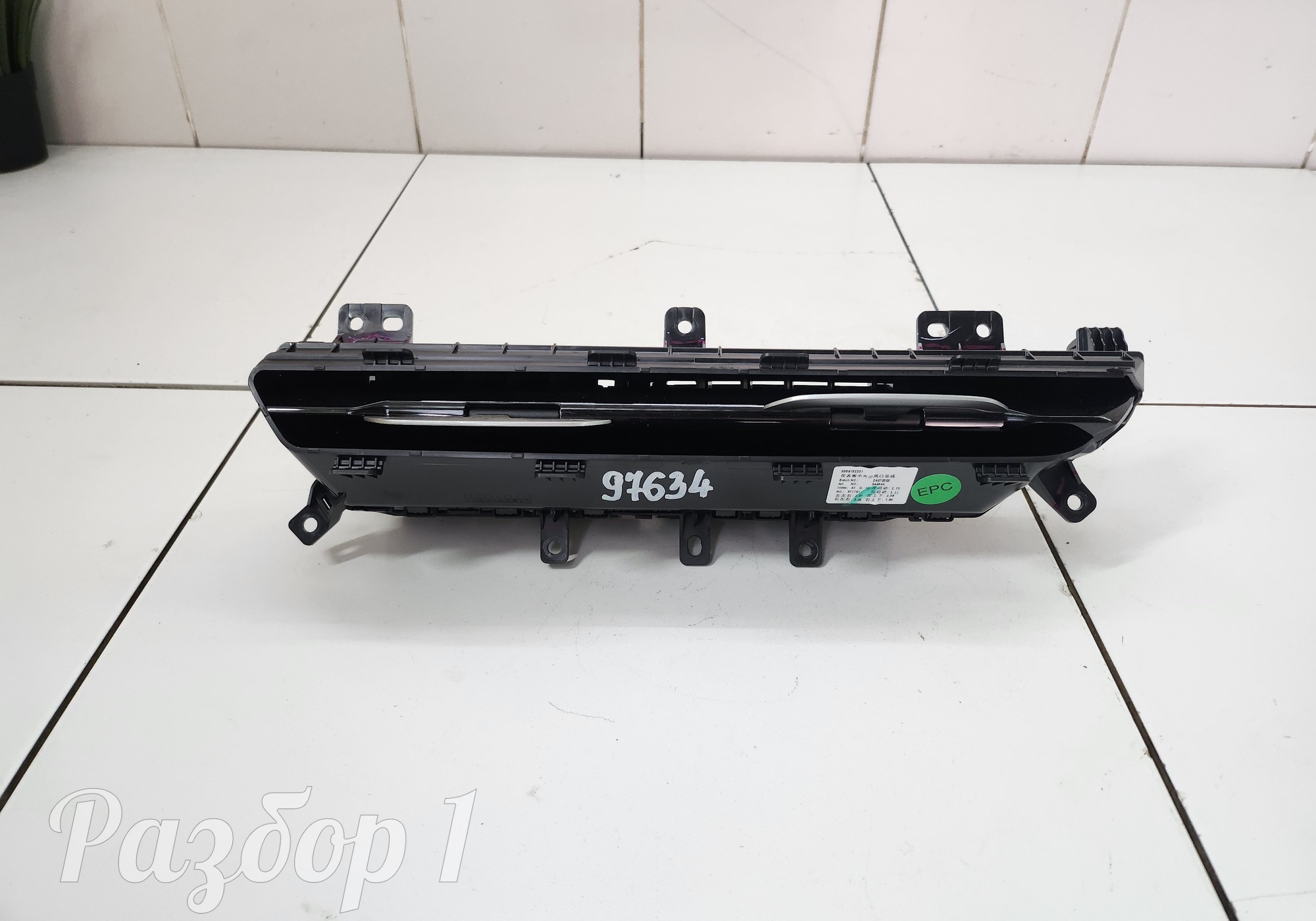 8889182331 Дефлектор воздушный центральный для Geely Monjaro (с 2021)