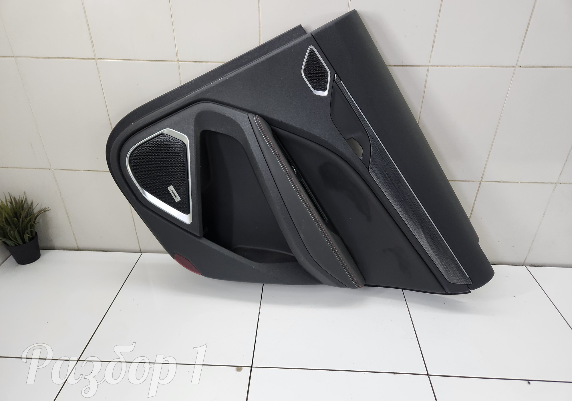 66000004175 Обшивка задней правой двери для Geely Tugella (с 2019)