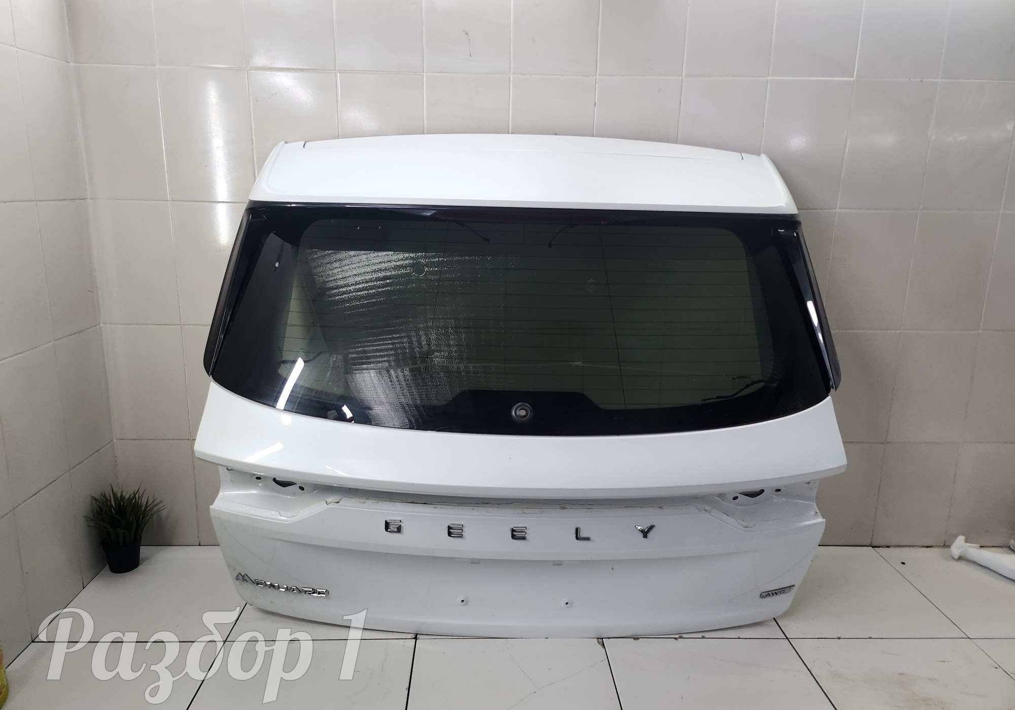 5062045300C15 Крышка багажника + спойлер для Geely Monjaro (с 2021)