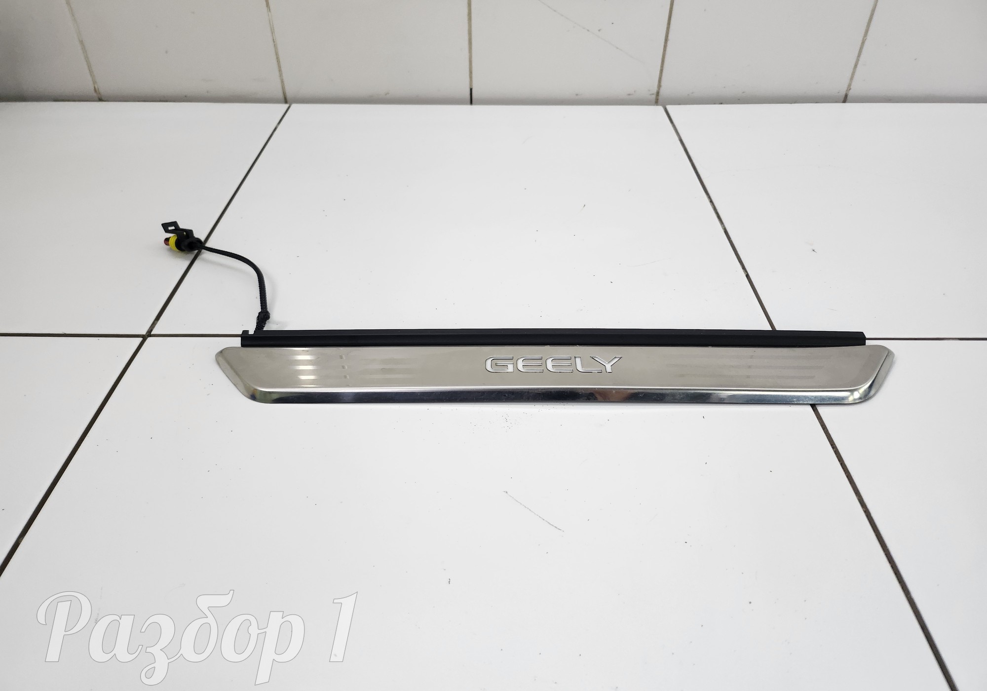 6600006647 Накладка порога передняя правая (подсветка) для Geely Tugella (с 2019)