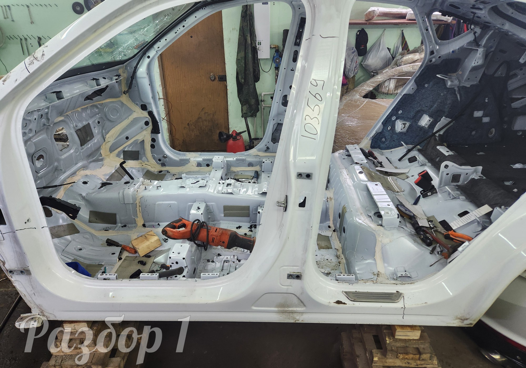 Порог с центральной стойкой левый для Geely Tugella (с 2019)