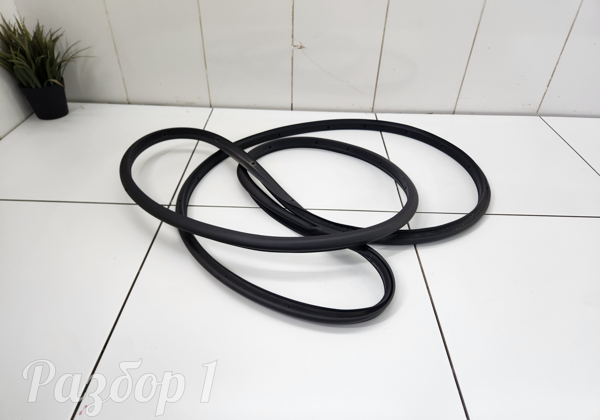 Уплотнитель передней правой двери для Geely Tugella (с 2019)