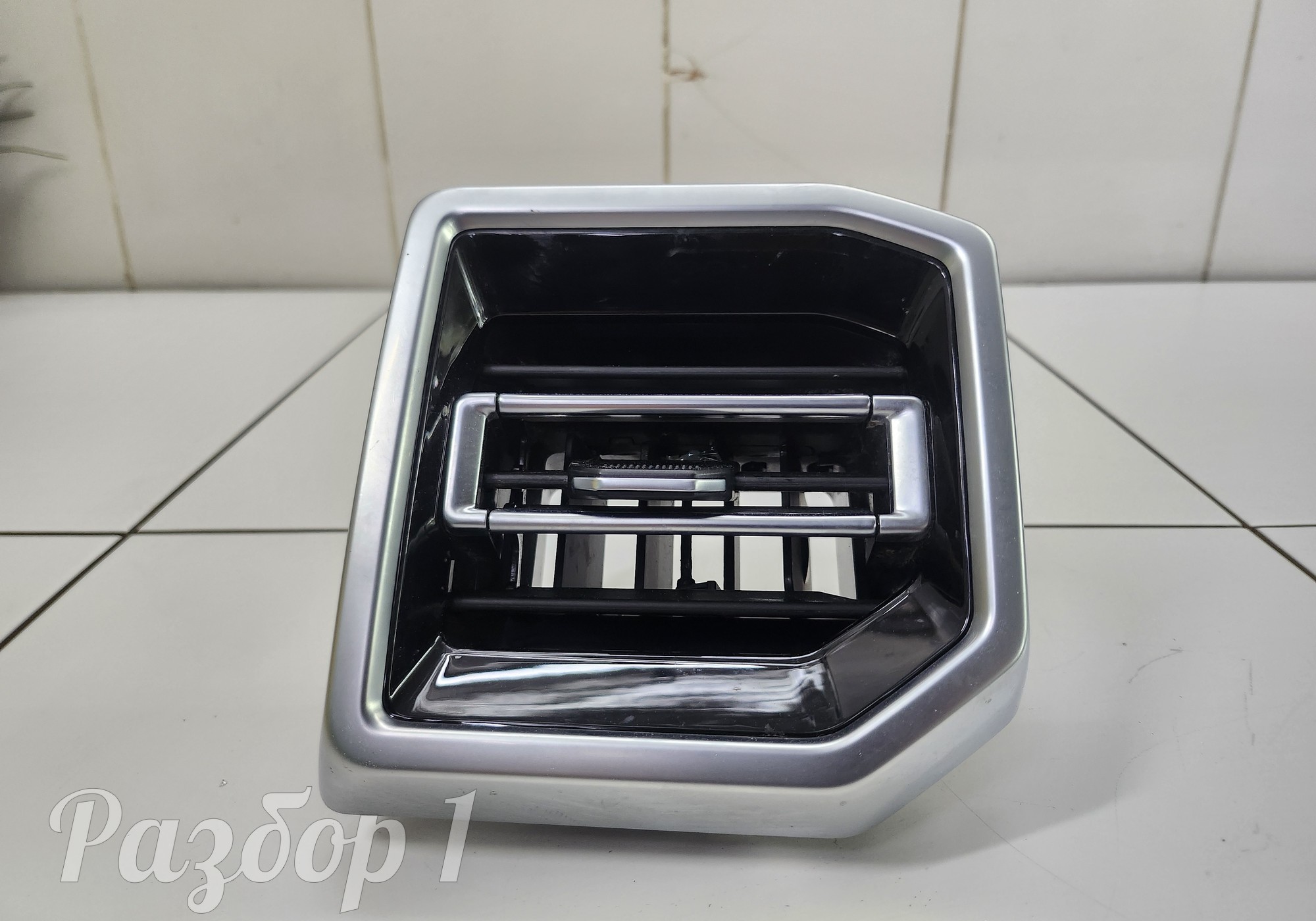 5306861P33Z0 Дефлектор воздушный правый для Jac T9 (с 2023)